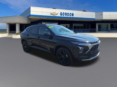 Used 2025 Chevrolet Trax LT FWD image 7