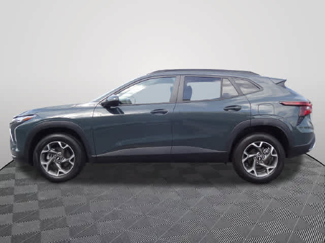 Used 2025 Chevrolet Trax LT FWD image 1
