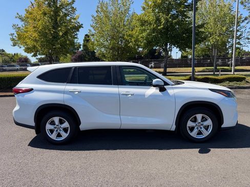 Used 2023 Toyota Highlander L AWD/4WD image 9