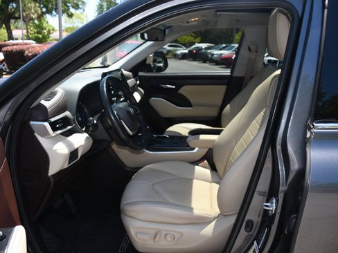 Used 2022 Toyota Highlander XLE FWD image 8