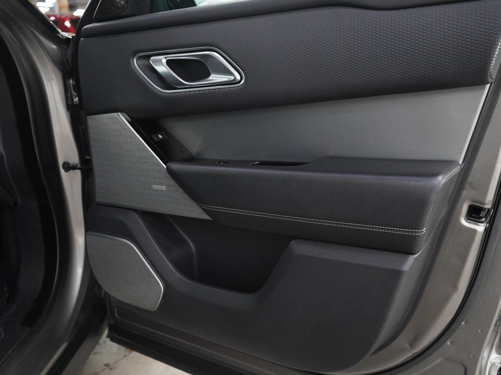 Used 2018 Land Rover Range Rover Velar R-Dynamic SE AWD/4WD image 9