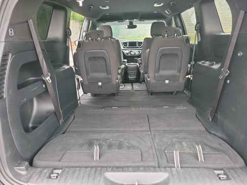 Used 2020 Chrysler Pacifica Touring w/ S Appearance Package FWD image 11