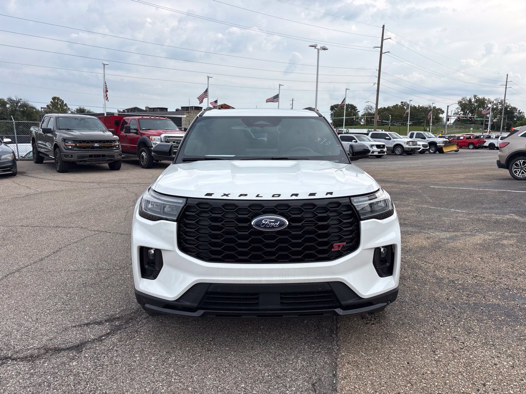 Used 2025 Ford Explorer ST AWD/4WD image 2