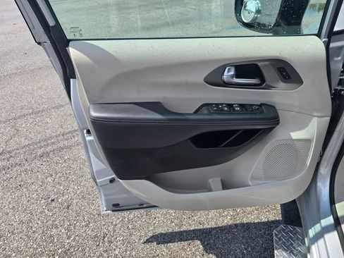 Used 2024 Chrysler Pacifica Touring-L FWD image 10