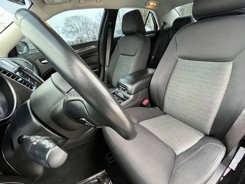 Used 2022 Chrysler 300 Touring w/ Sport Appearance Package image 17