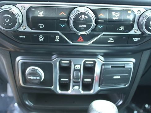 Used 2022 Jeep Wrangler Unlimited Sahara AWD/4WD image 23