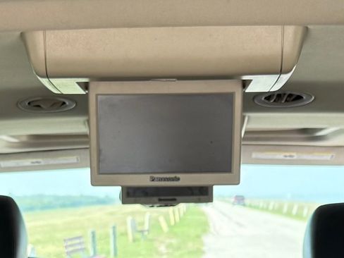 Used 2013 Chevrolet Suburban LTZ RWD image 19