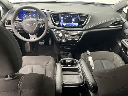 Used 2023 Chrysler Pacifica Touring FWD image 4