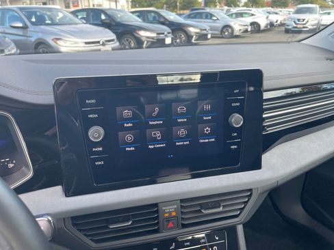 Used 2025 Volkswagen Jetta SE image 21