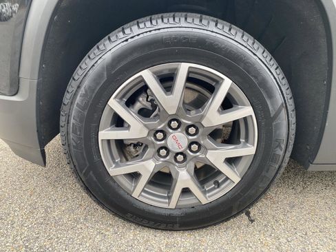 Used 2023 GMC Acadia SLE image 12