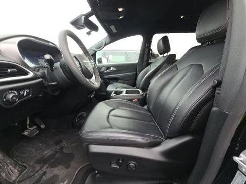 Used 2025 Chrysler Pacifica Select image 2