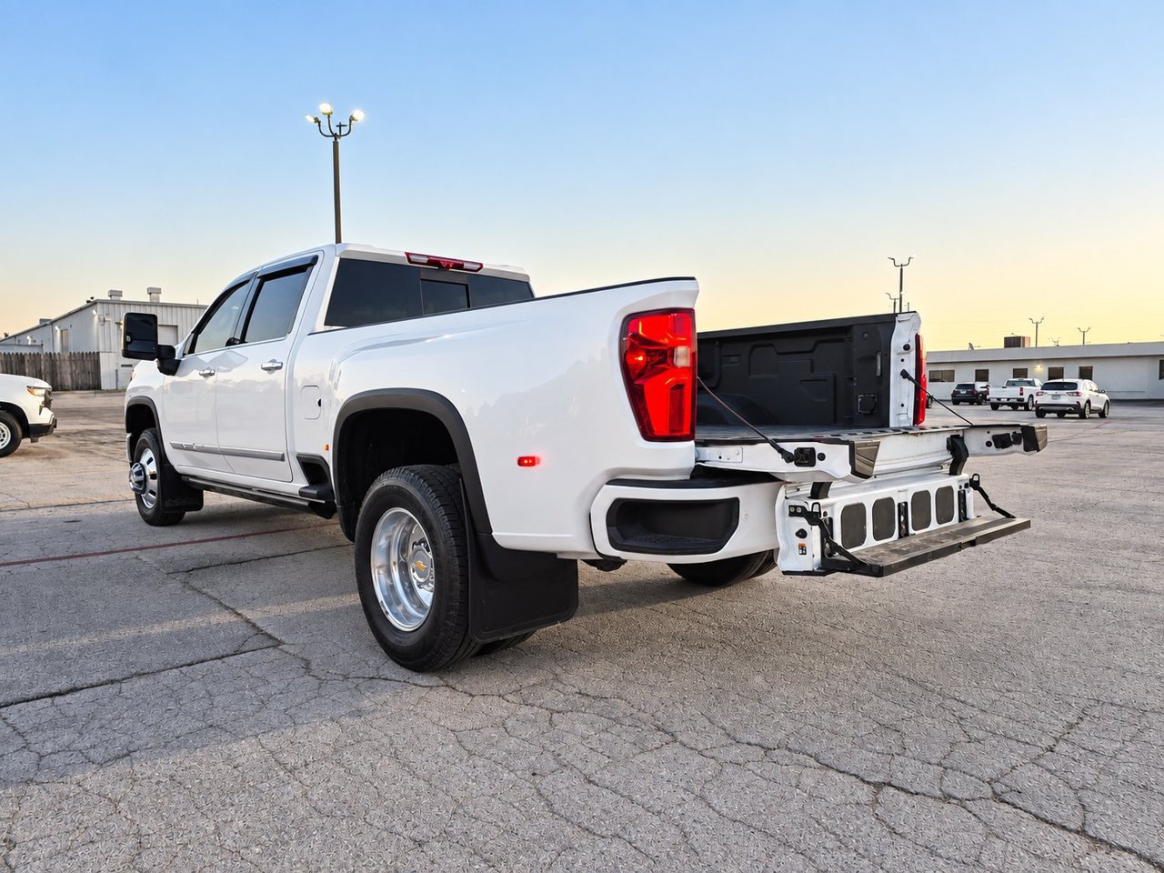 Used 2024 Chevrolet Silverado 3500 High Country w/ High Country Premium Package AWD/4WD image 4