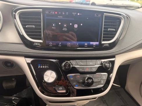 Used 2024 Chrysler Pacifica Touring-L FWD image 21