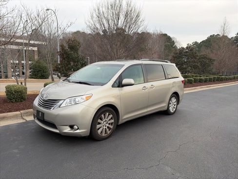 Used 2017 Toyota Sienna XLE w/ XLE Navigation Package image 8