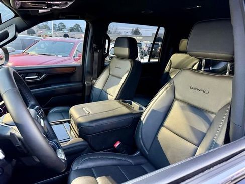 Used 2025 GMC Yukon XL Denali image 8
