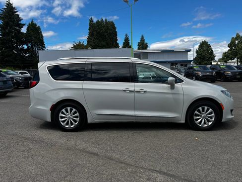 Used 2019 Chrysler Pacifica Touring-L FWD image 2