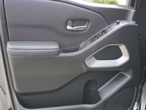 Used 2024 Nissan Frontier SV image 18