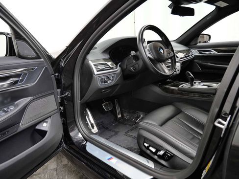 Used 2022 BMW 750i xDrive w/ M Sport Package image 19