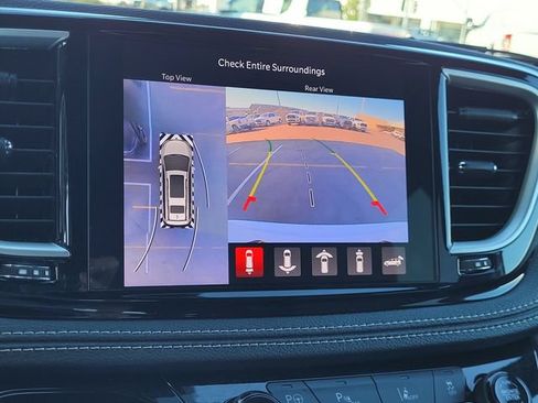 Used 2024 Chrysler Pacifica Limited FWD image 10