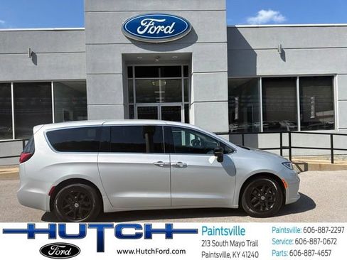 Used 2024 Chrysler Pacifica Touring-L FWD image 2