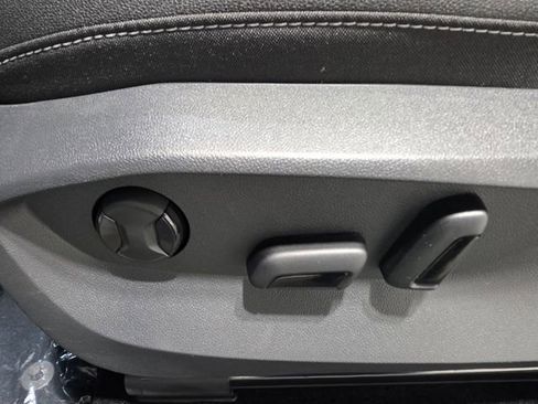 Certified 2025 Volkswagen Taos SE image 14