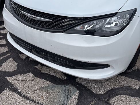 Used 2022 Chrysler Voyager LX image 3