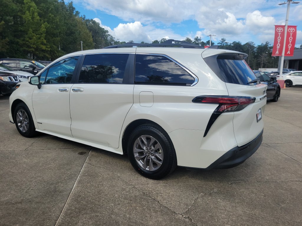 Used 2021 Toyota Sienna XLE FWD image 3