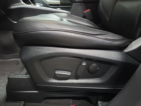 Used 2023 Ford Explorer XLT w/ Equipment Group 202A AWD/4WD image 32
