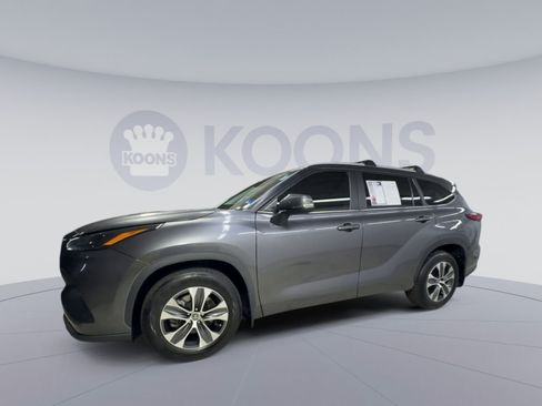 Used 2023 Toyota Highlander XLE FWD image 5