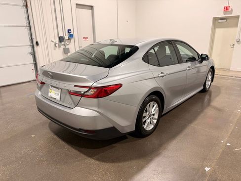 Used 2025 Toyota Camry LE image 5