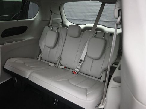 Used 2018 Chrysler Pacifica Touring-L Plus w/ Tire & Wheel Group image 14