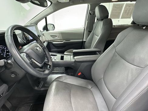 Used 2023 Toyota Sienna Limited image 10