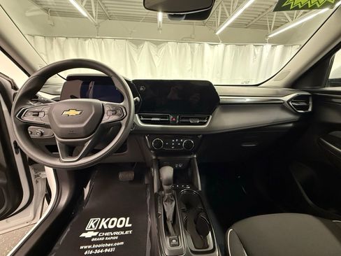 Used 2025 Chevrolet TrailBlazer LT AWD/4WD image 17