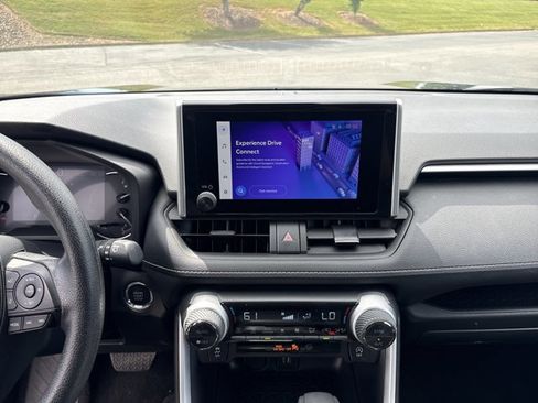 Used 2025 Toyota RAV4 XLE FWD image 13