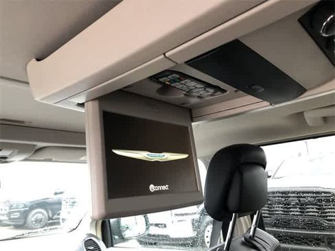 Used 2014 Chrysler Town & Country Limited w/ Luxury Group image 25