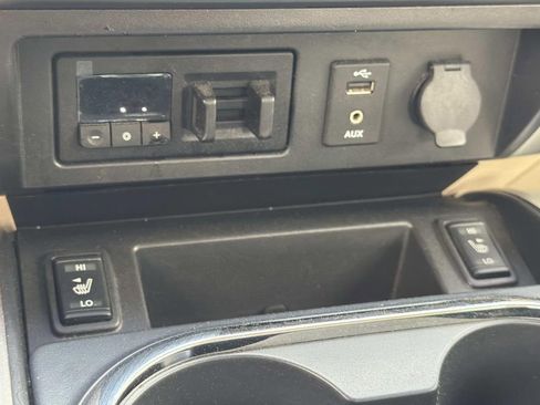 Used 2017 Nissan Titan SV image 21