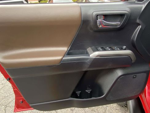 Used 2021 Toyota Tacoma Limited image 7