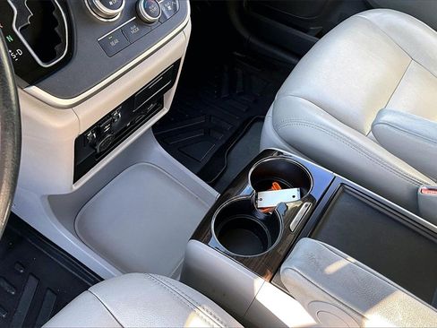 Used 2020 Toyota Sienna XLE Premium image 14