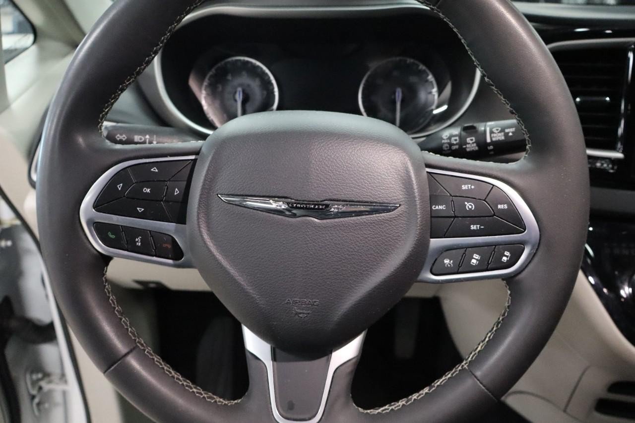 Used 2023 Chrysler Pacifica Touring-L FWD image 13