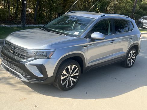 Certified 2024 Volkswagen Taos SE w/ Panoramic Sunroof Package image 5