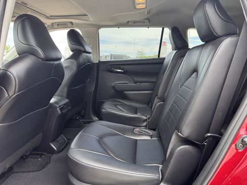 Used 2023 Toyota Highlander XLE image 30