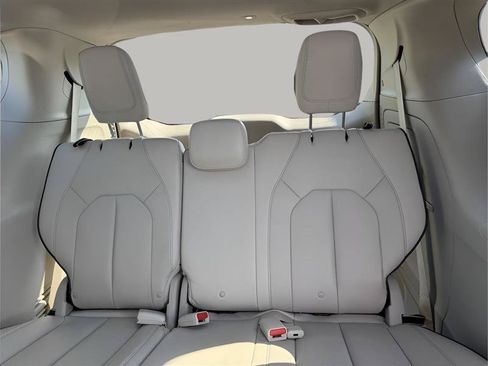 Used 2018 Chrysler Pacifica Limited w/ Advanced Safetytec Group FWD image 33