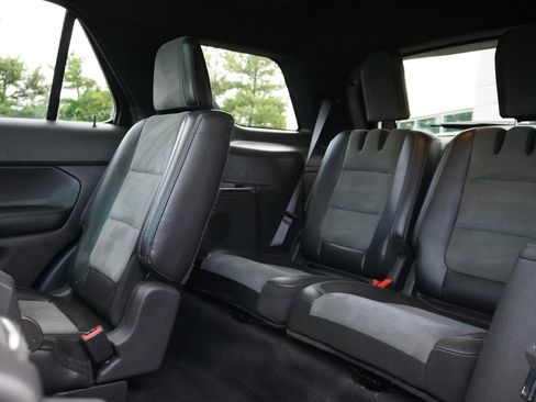 Used 2015 Ford Explorer XLT w/ Equipment Group 202B AWD/4WD image 17