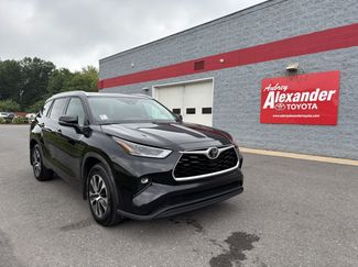 Used 2021 Toyota Highlander XLE AWD/4WD video 1