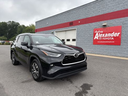 Used 2021 Toyota Highlander XLE AWD/4WD image 1