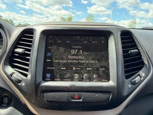 Used 2016 Jeep Cherokee Latitude w/ Comfort/Convenience Group AWD/4WD image 27