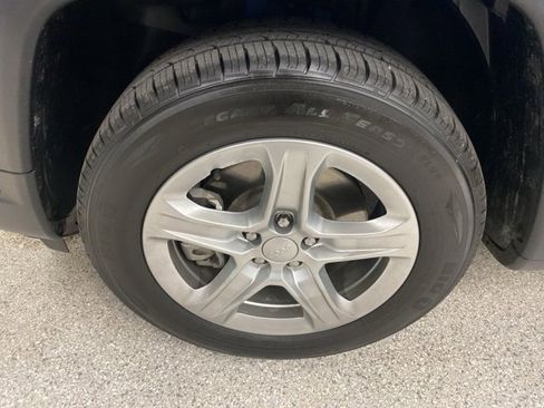 Used 2023 Jeep Compass Latitude image 10