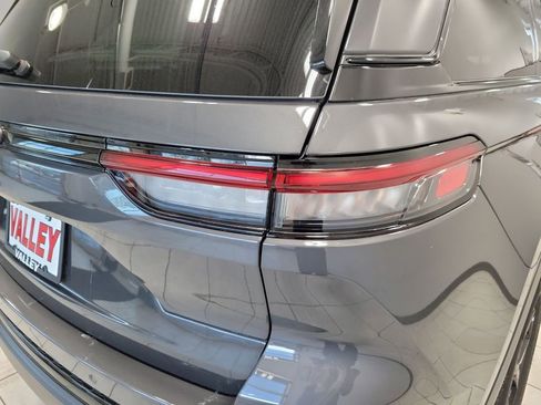 Used 2025 Jeep Grand Cherokee Altitude image 12