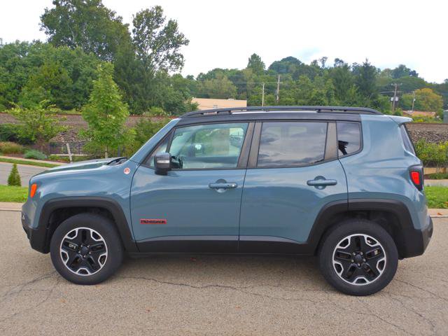 Used 2016 Jeep Renegade Trailhawk w/ Premium Trailhawk Package AWD/4WD image 12