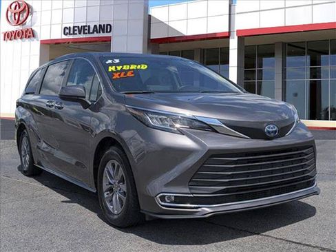Used 2023 Toyota Sienna XLE FWD image 2